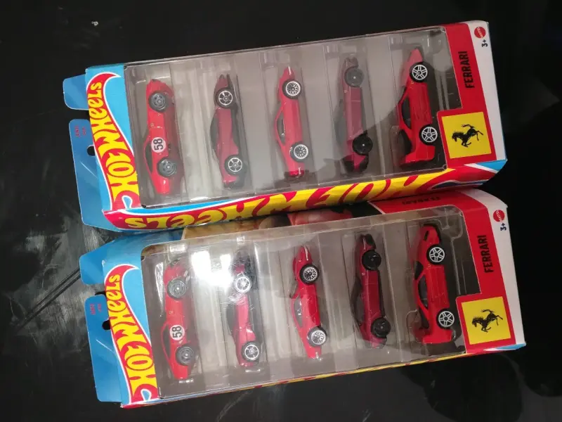 Set de autos Hot Wheels Ferrari en caja - 2