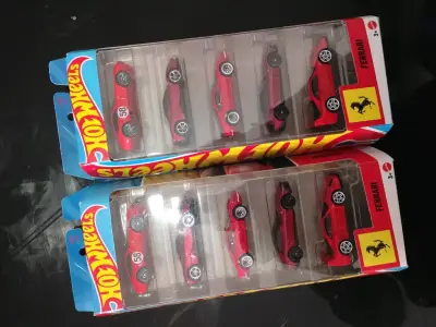 Set de autos Hot Wheels Ferrari en caja - miniatura 2