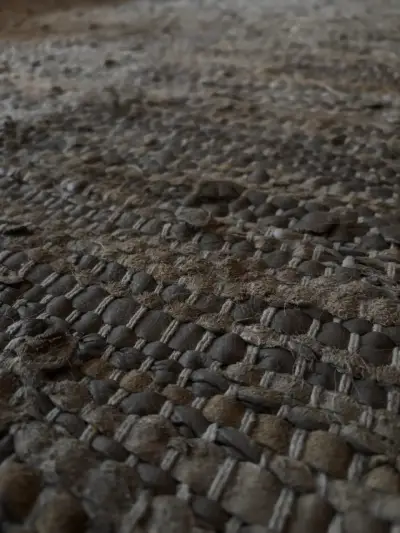 Alfombra tejida de cuero y tela en tonos marrones - miniatura 2