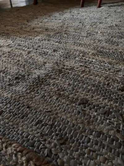 Alfombra tejida de cuero y tela en tonos marrones - miniatura 3