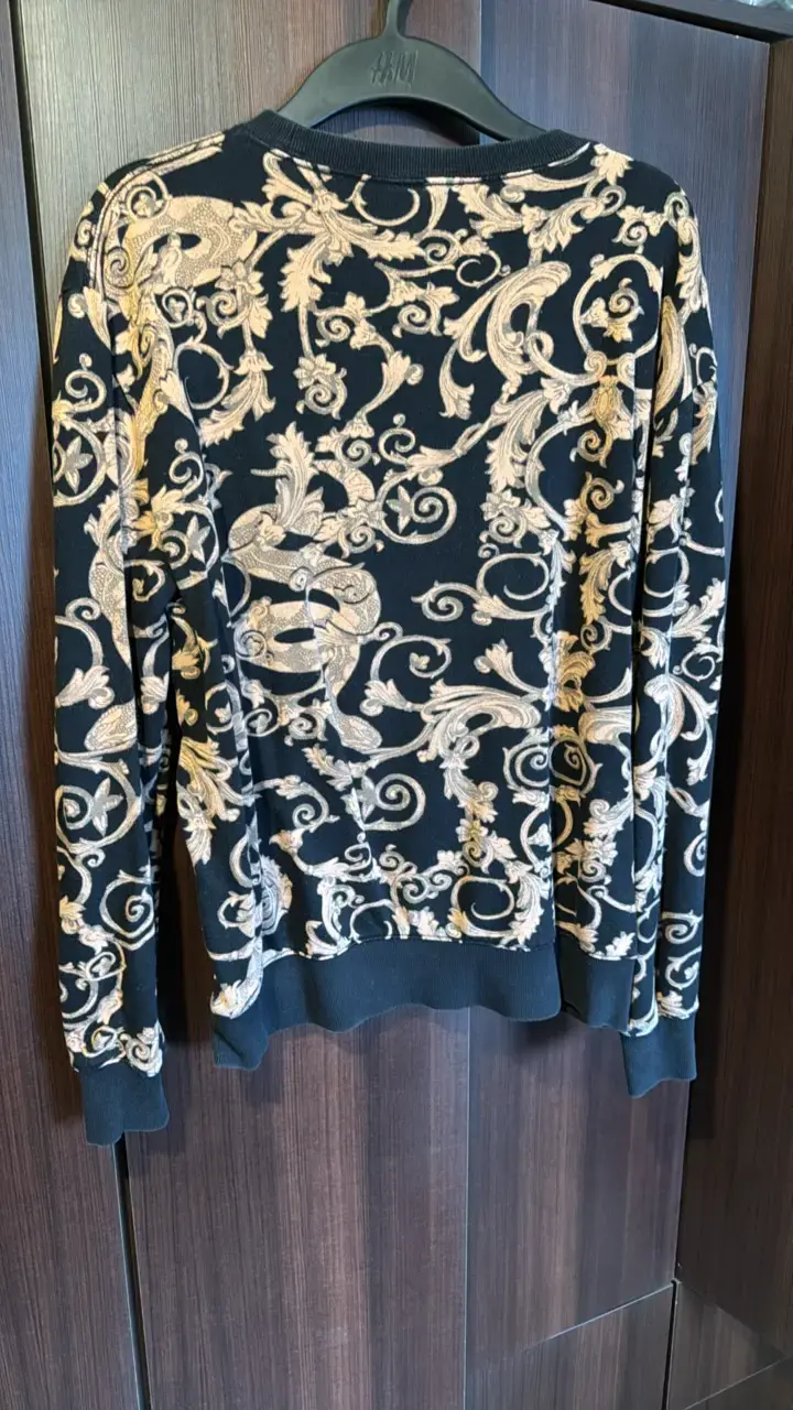 Polerón negro con diseño dorado - 2