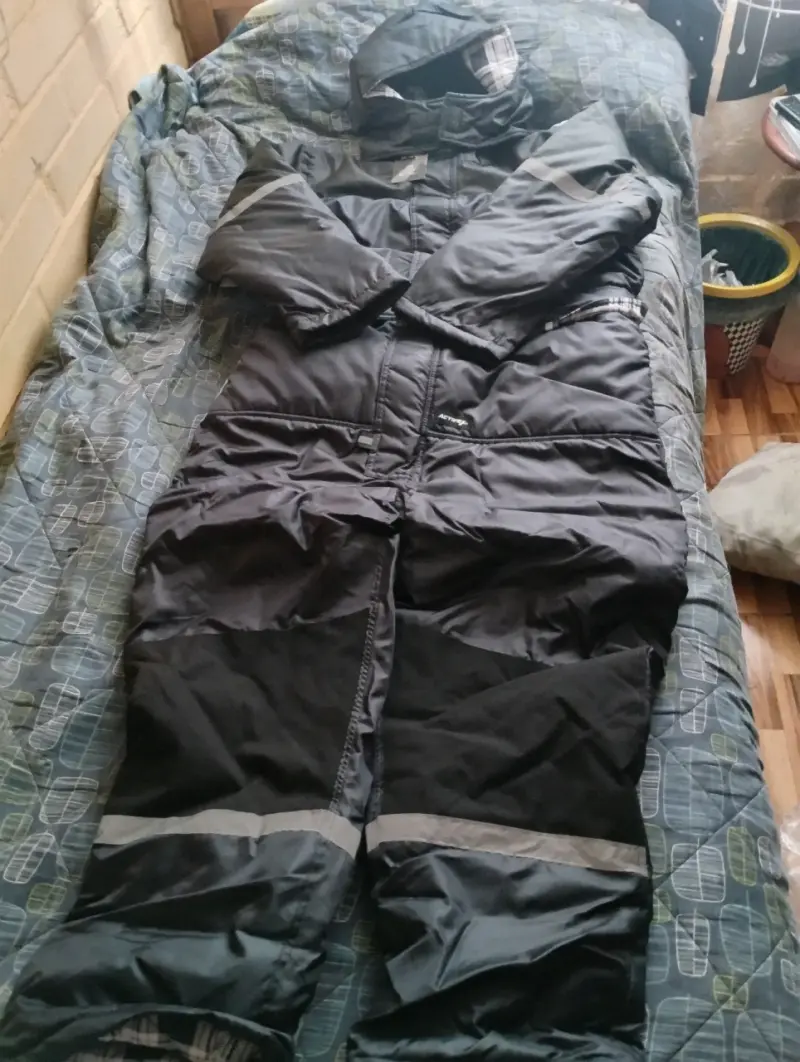 Traje de nieve impermeable negro con capucha - 1