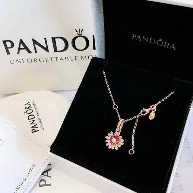 Collar Pandora con colgante de flor rosa