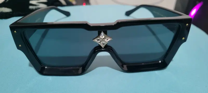 Gafas de sol negras con detalle de cristal - 1