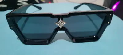Gafas de sol negras con detalle de cristal - miniatura 1