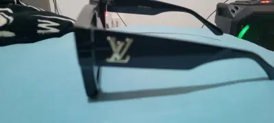 Gafas de sol negras con detalle de cristal - miniatura 2