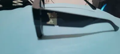 Gafas de sol negras con detalle de cristal - miniatura 4