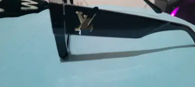Gafas de sol negras con detalle de cristal - miniatura 5
