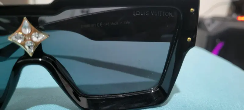 Gafas de sol negras con detalle de cristal - 6