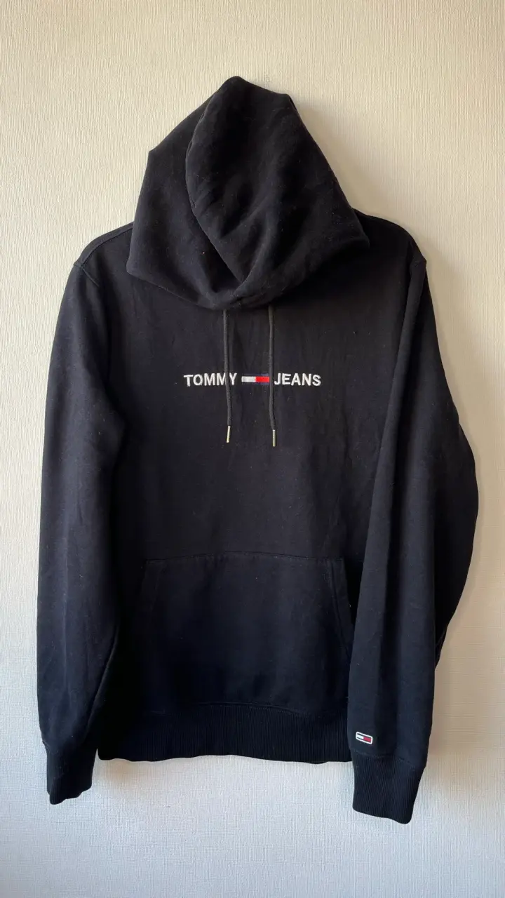Polerón negro Tommy Jeans con capucha