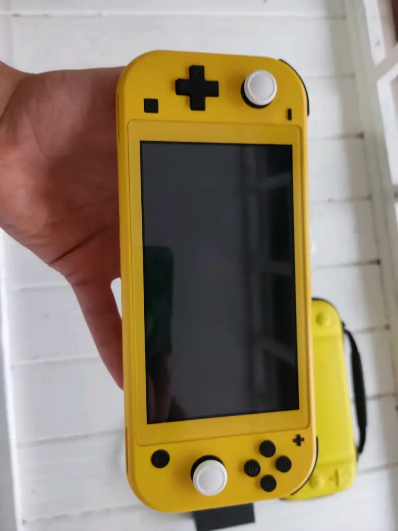 Nintendo switch lite amarilla - 2