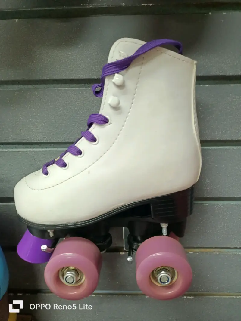 Patines de cuatro ruedas blancos con cordones morados - 1
