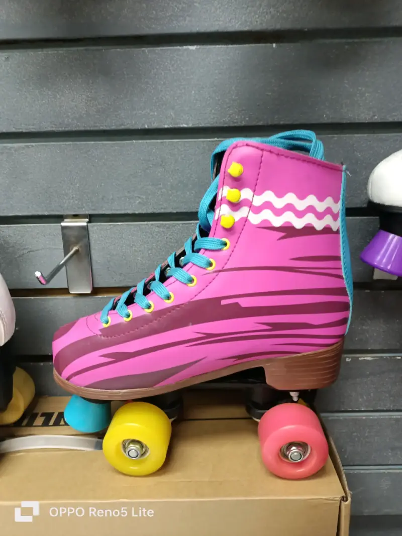 Patines de cuatro ruedas blancos con cordones morados - 2