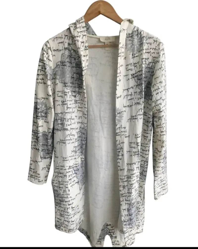 Chaqueta con capucha estampada en blanco y negro - 1