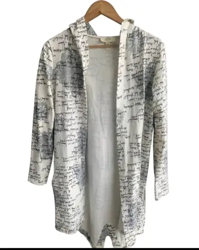 Chaqueta con capucha estampada en blanco y negro - miniatura 1