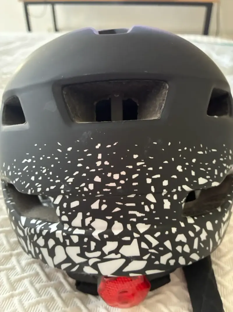 Casco de bicicleta Carbull negro con diseño - 1