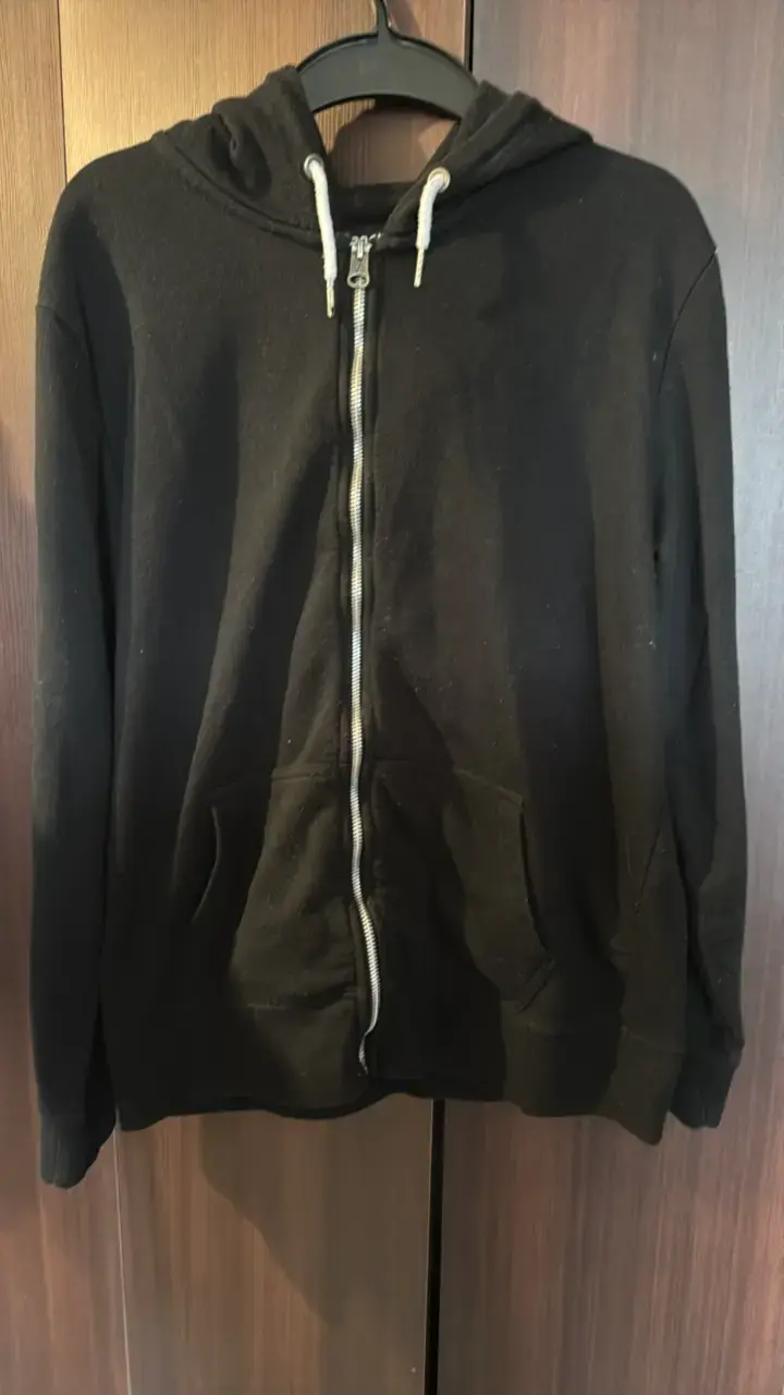 Polerón negro con capucha y cierre - 1