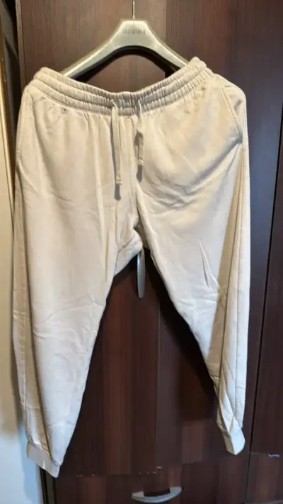 Pantalones deportivos beige unisex cómodos - miniatura 1