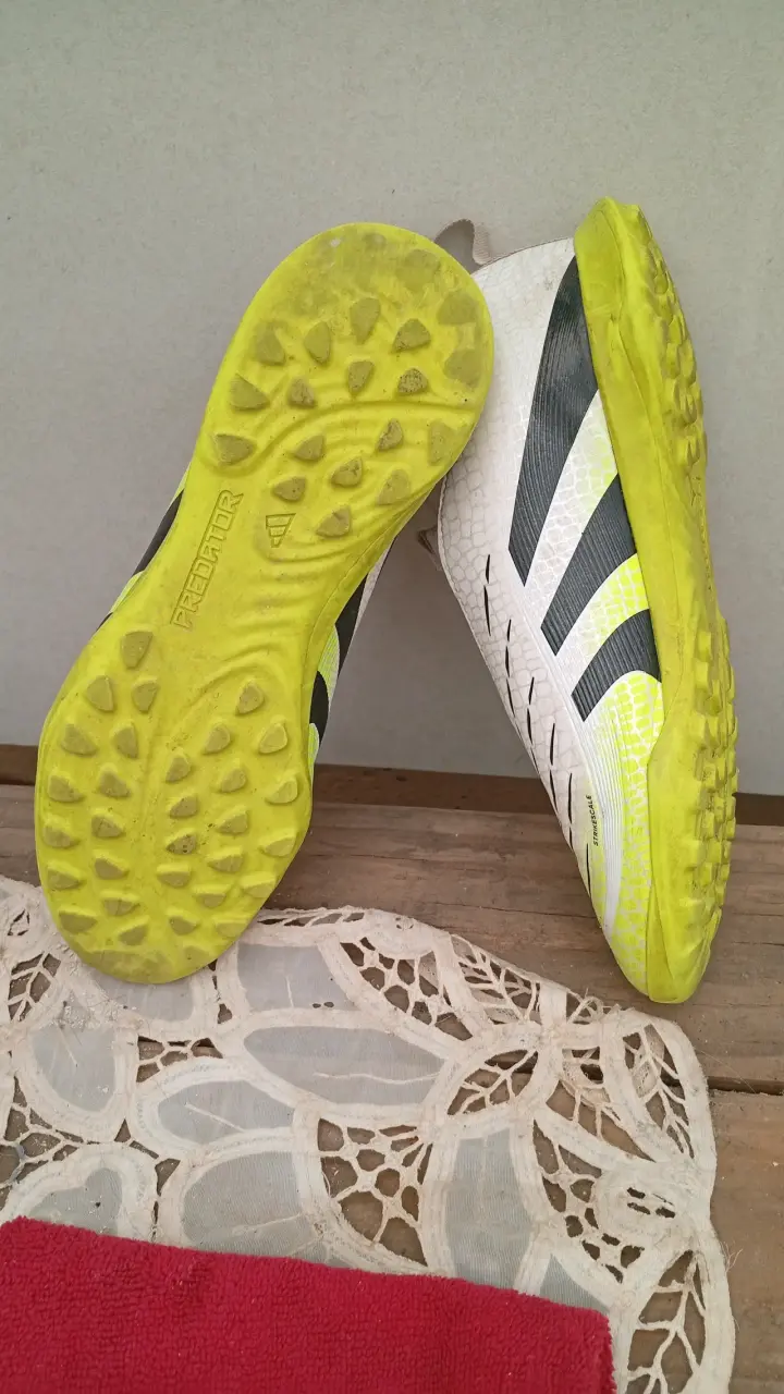 Zapatillas de fútbol Adidas Predator con suela amarilla - 1