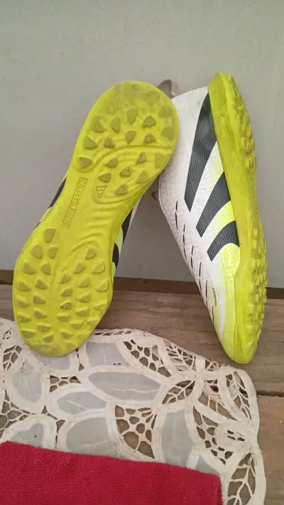 Zapatillas de fútbol Adidas Predator con suela amarilla - miniatura 1