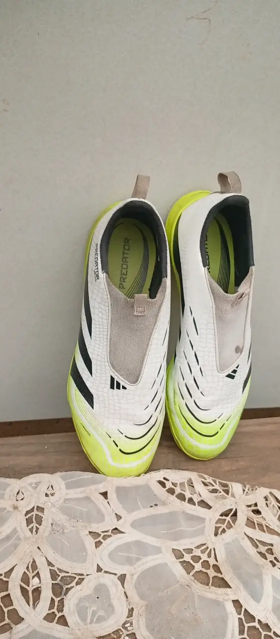 Zapatillas de fútbol Adidas Predator con suela amarilla - 2