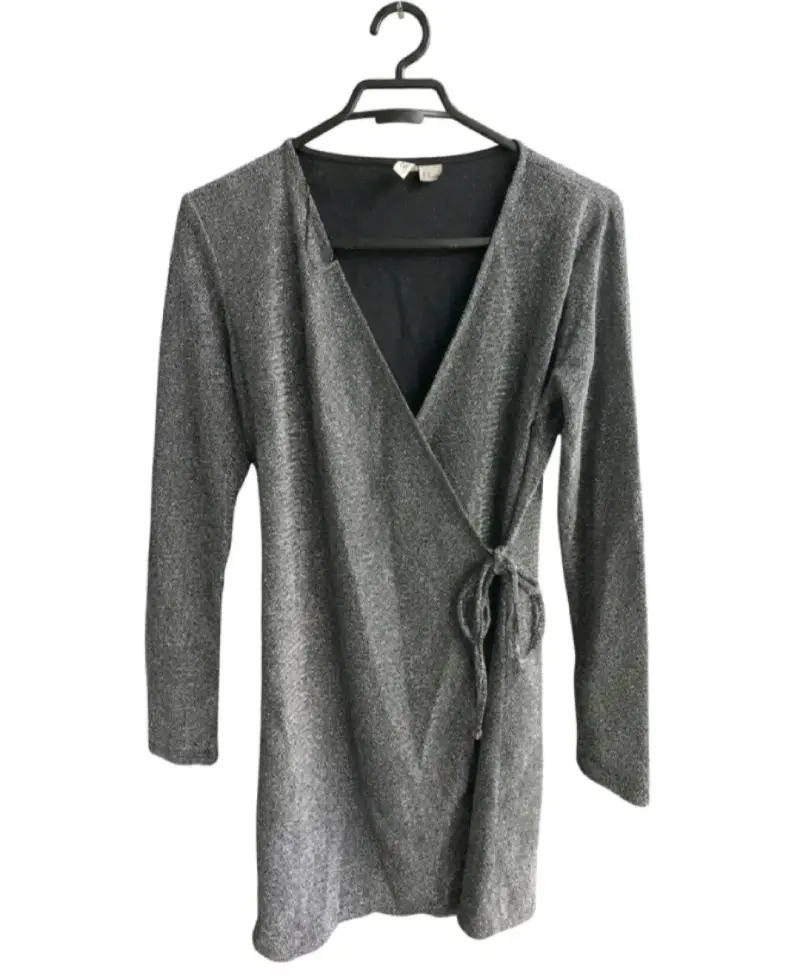 Vestido corto gris con brillo y lazo - 1