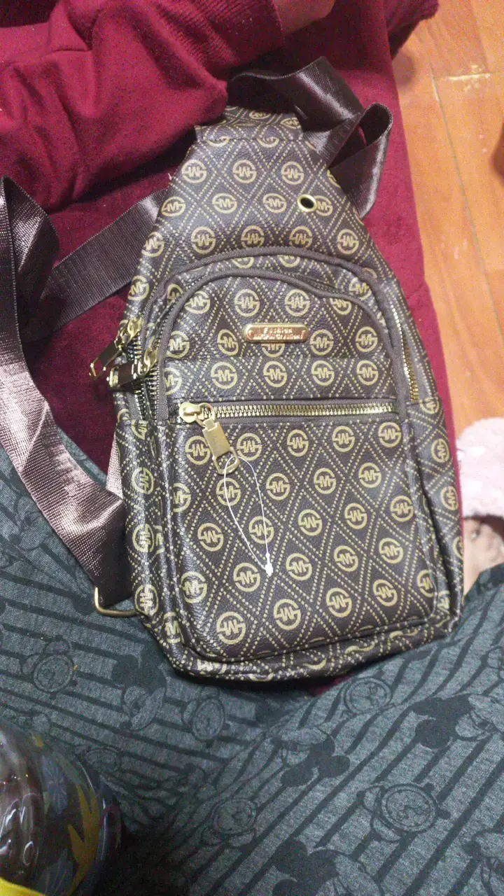 Mochila bandolera de cuero sintético con diseño estampado