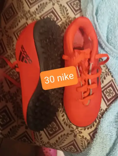 Zapatillas de fútbol NIKE rojas talla 30 - miniatura 1