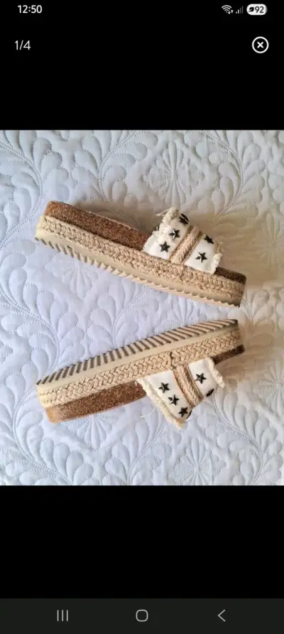 Sandalias de plataforma con estrellas decorativas - miniatura 1