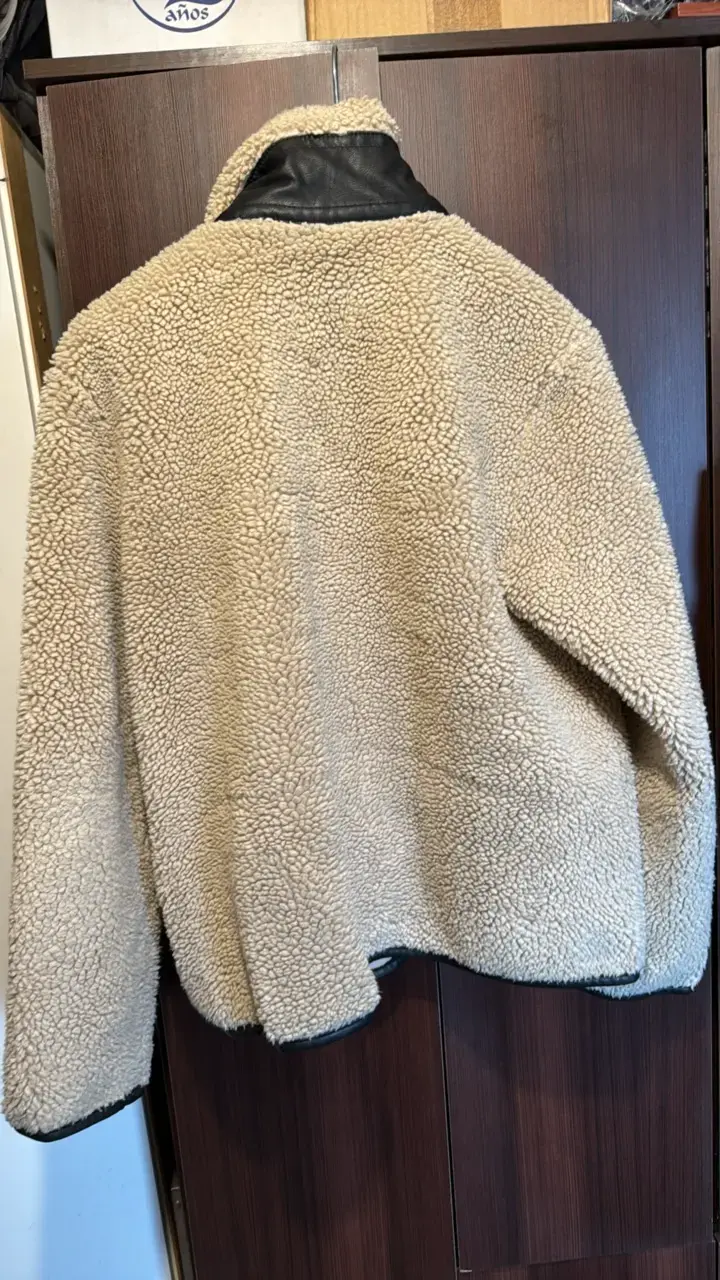 Chaqueta de lana sintética beige con detalles negros - 2