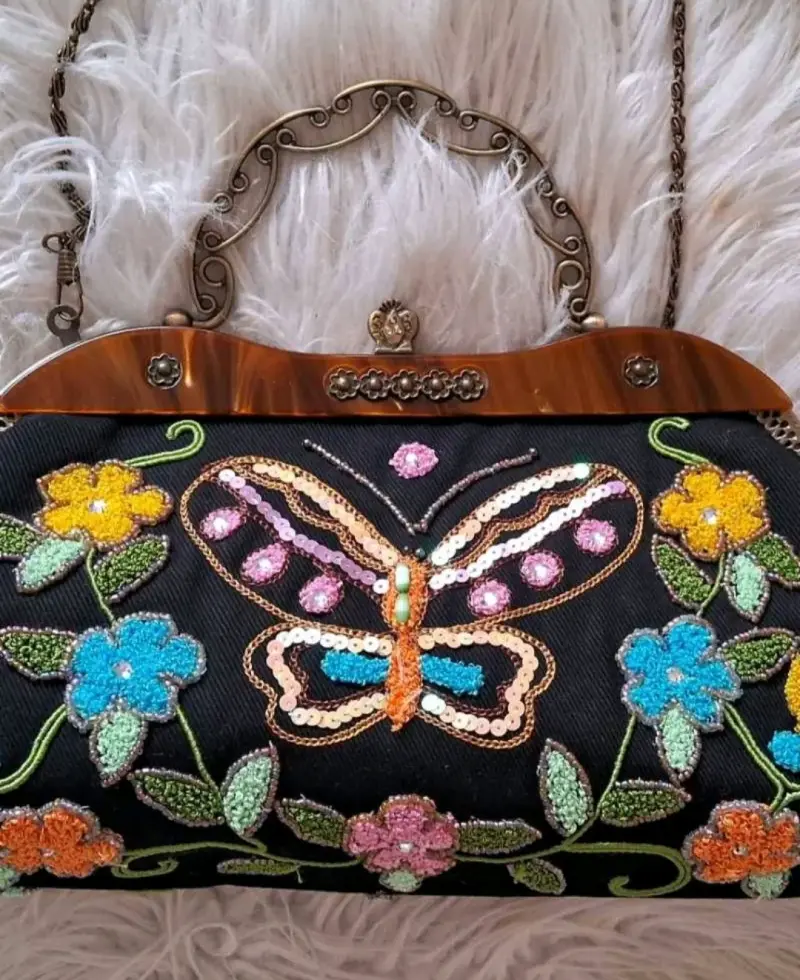 Bolso de mano bordado con mariposa y flores - 1