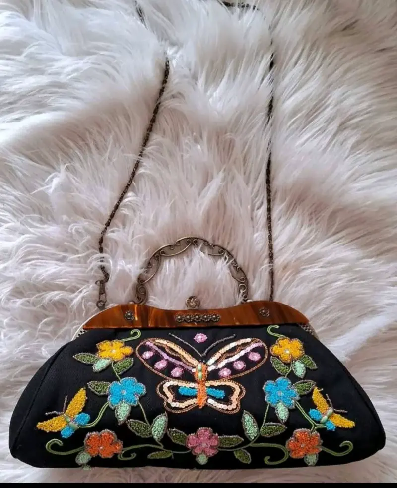 Bolso de mano bordado con mariposa y flores - 2