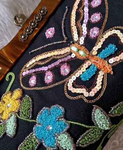 Bolso de mano bordado con mariposa y flores - miniatura 3