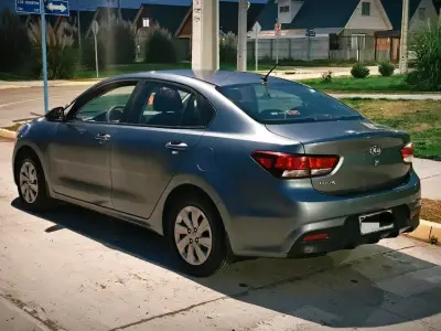 Auto Kia Rio 4 año  2021 en excelente estado - miniatura 3