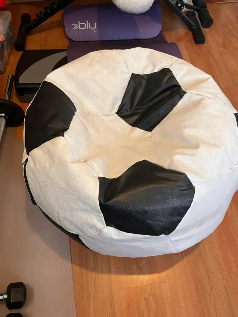 Puff en forma de balón de fútbol blanco y negro - 1