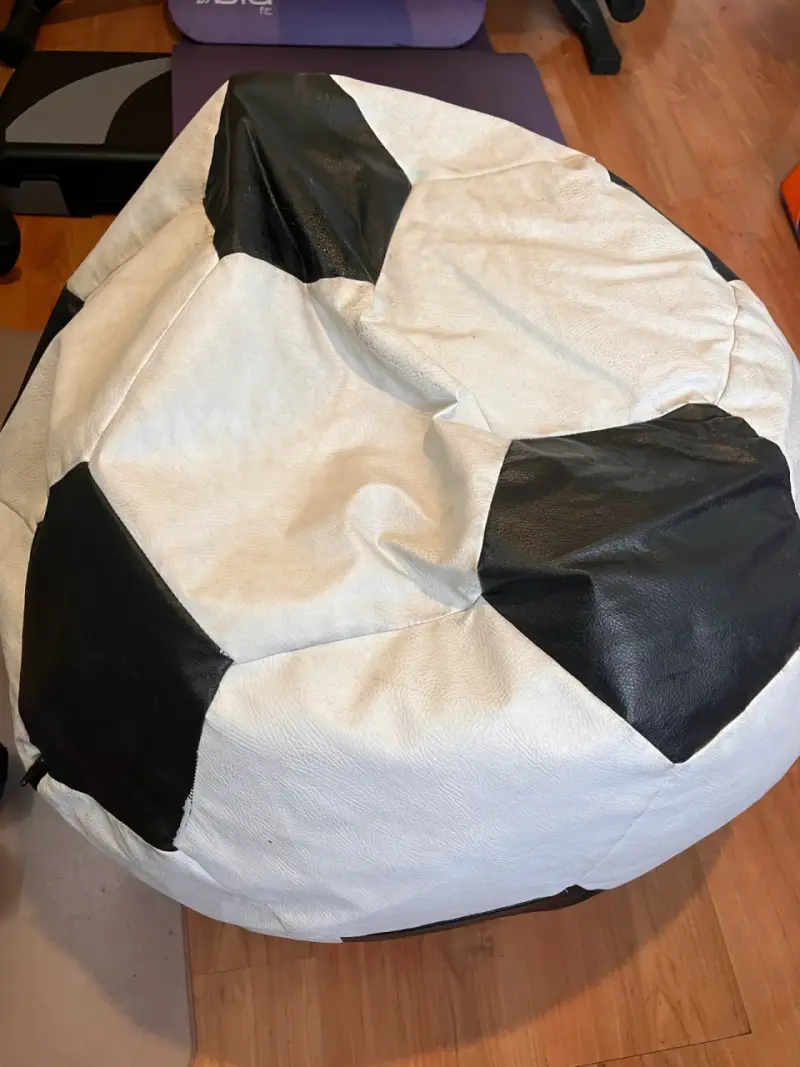 Puff en forma de balón de fútbol blanco y negro - 3