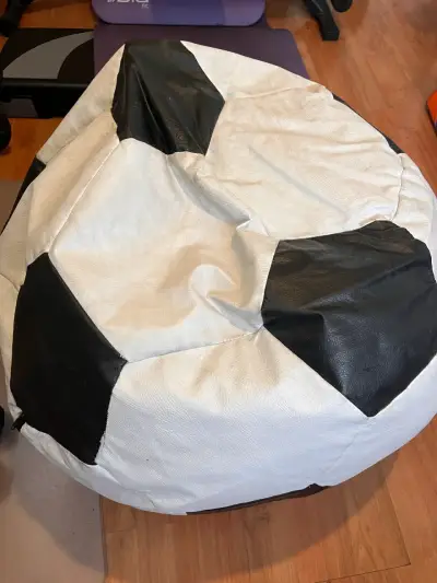 Puff en forma de balón de fútbol blanco y negro - miniatura 3