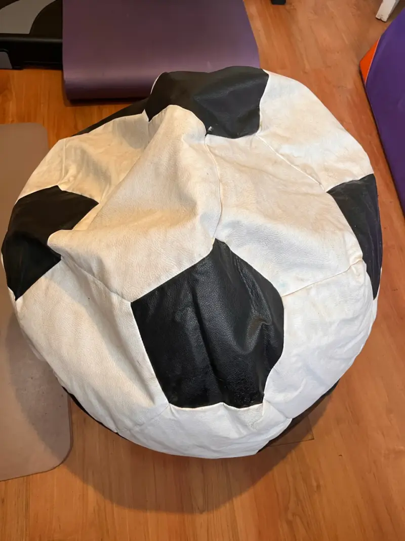 Puff en forma de balón de fútbol blanco y negro - 4