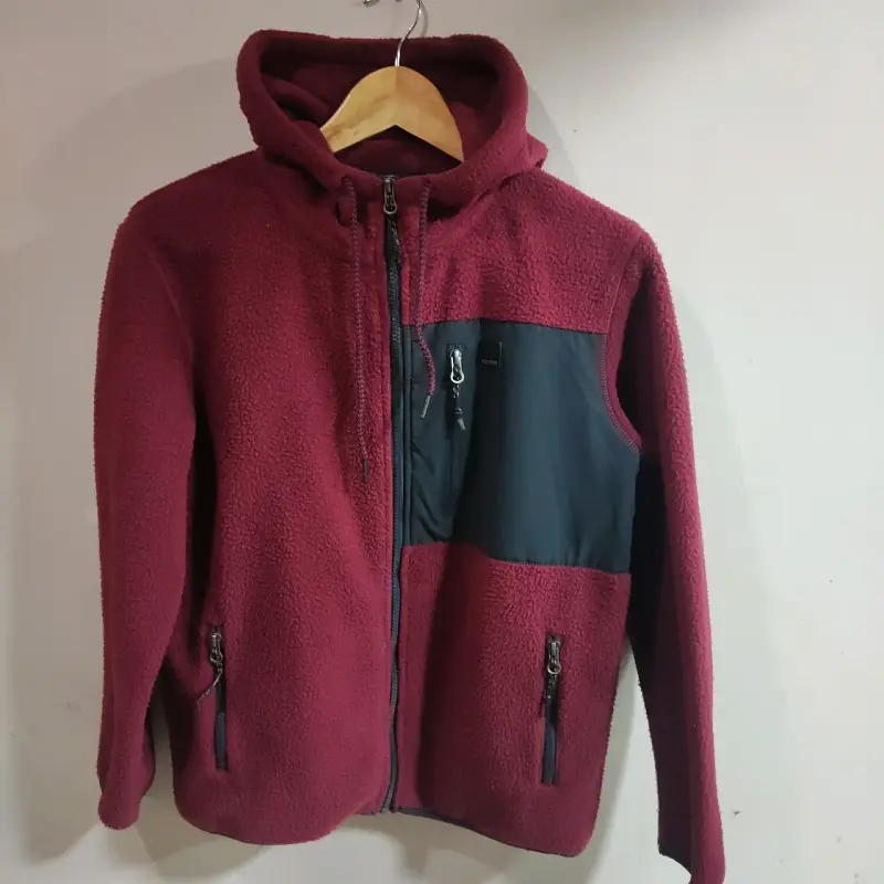 Chaqueta polar con capucha color burdeos - 1