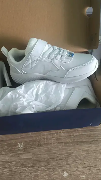 Zapatillas deportivas blancas para niños con velcro - miniatura 1