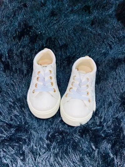 Zapatillas blancas para niños con cordones - miniatura 1