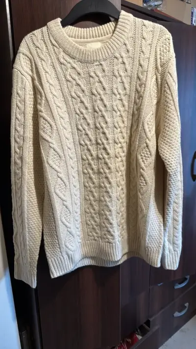 Suéter de lana beige con diseño trenzado - miniatura 1