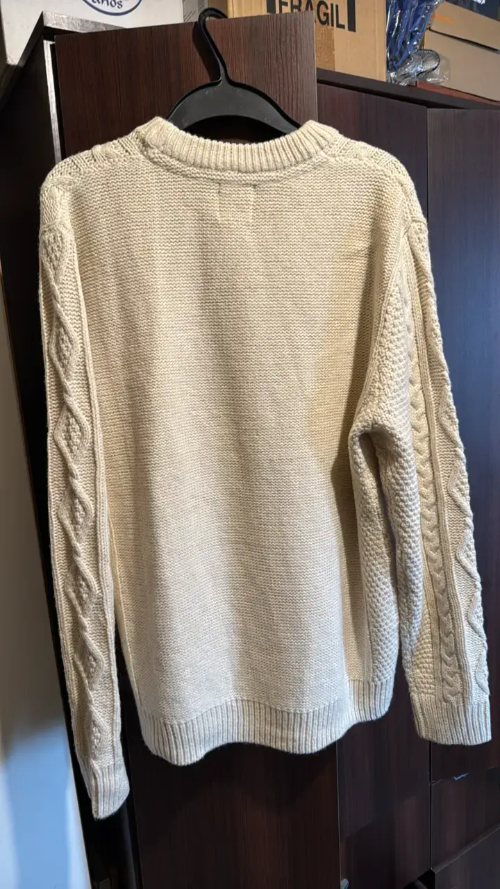 Suéter de lana beige con diseño trenzado - 2
