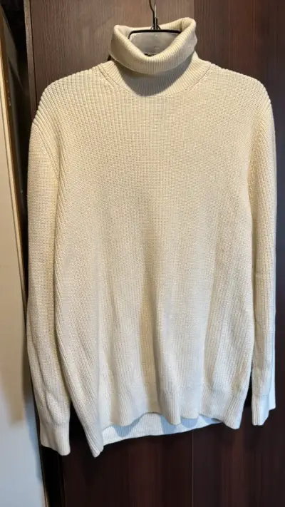 Suéter de cuello alto beige para hombre - miniatura 1
