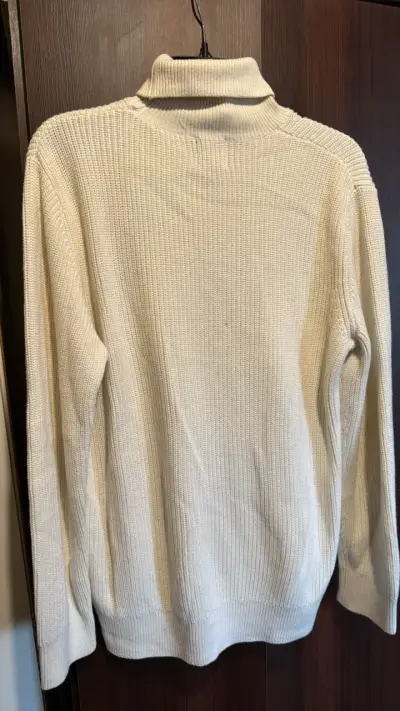 Suéter de cuello alto beige para hombre - miniatura 2