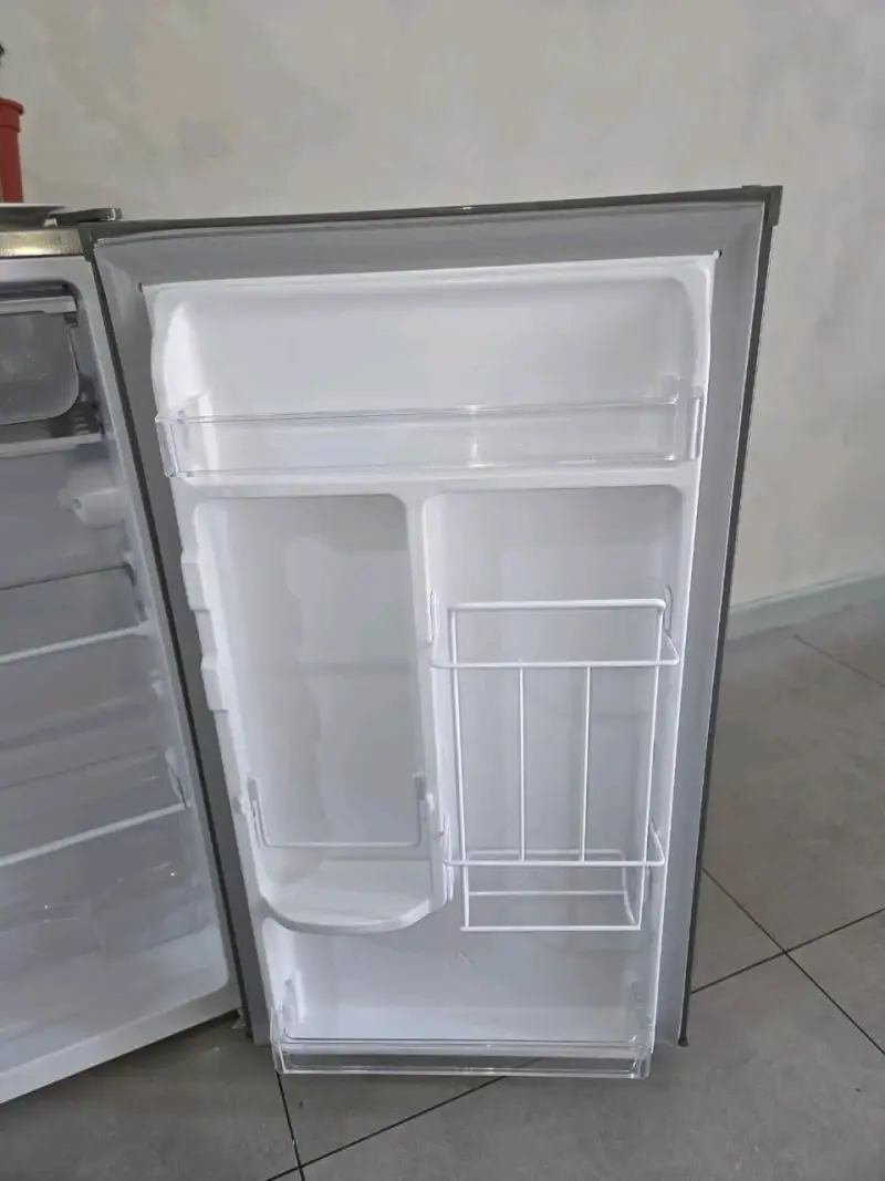 Refrigerador compacto Maigas color gris - 2