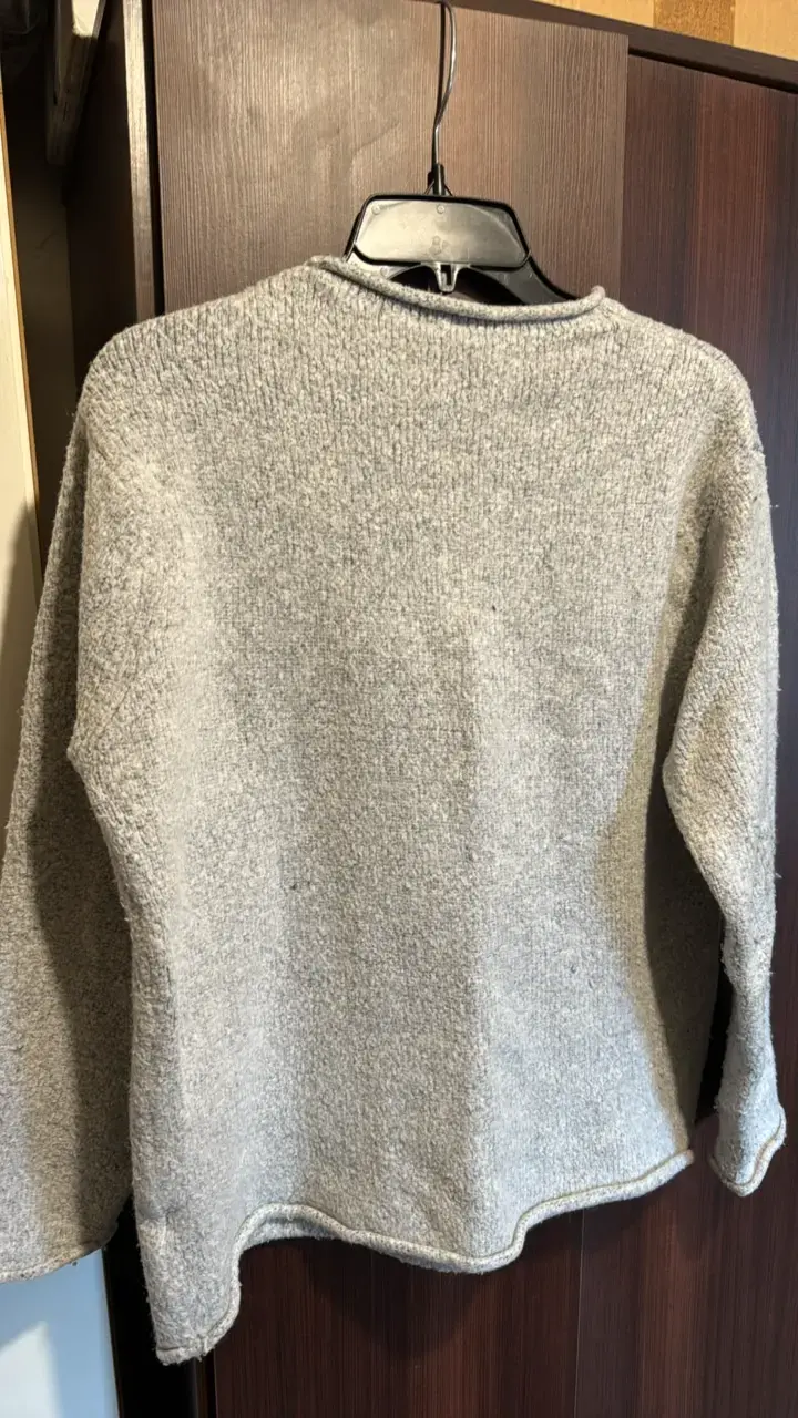 Suéter gris de lana para mujer - 2