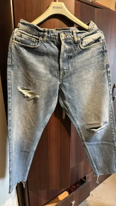 Jeans desgastados de mezclilla azul para hombre - miniatura 1
