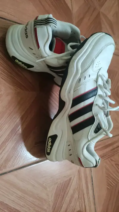Zapatillas deportivas Adidas blancas con detalles negros y rojos - miniatura 1
