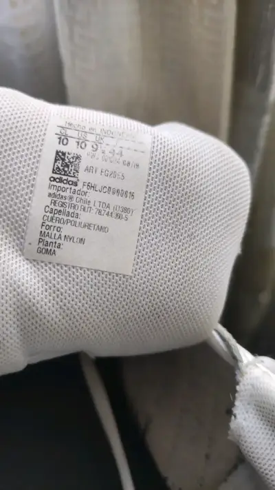 Zapatillas deportivas Adidas blancas con detalles negros y rojos - miniatura 2